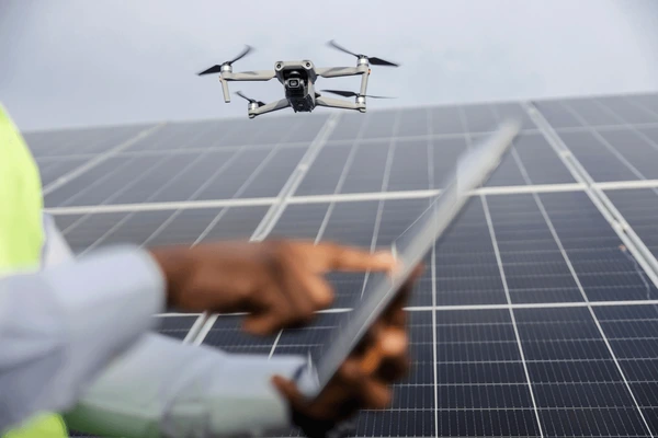 Drone sendo utilizado no apoio a projetos de energia solar